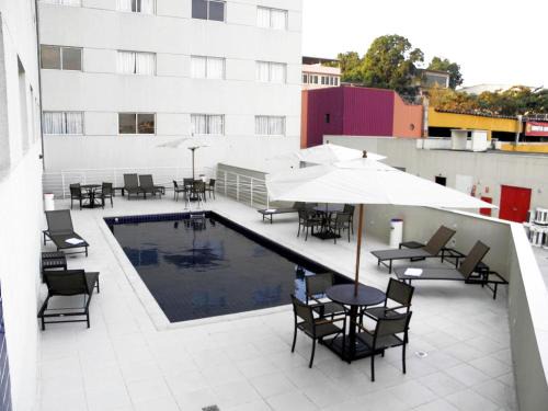 Sao Joao de Meriti Hotel | Pet-Friendly Nobile Inn Dutra with Pool and Hot Tub