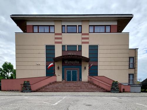 Klobuck Hotel | Discover Nocowanie Restauracja Wenecka: Pet-Friendly Retreat
