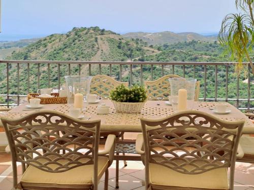 Benahavis Apartment | Discover Noctua Arqueros Golf with Family-Friendly Amenities