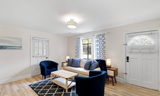 Hidden Valley House | Ideal 2BD Retreat Near NoDa with Kitchen & Breakfast