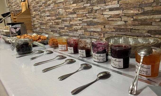 Neris-les-Bains Hotel | Cozy Noemys Néris Montluçon with Spa and Family Amenities