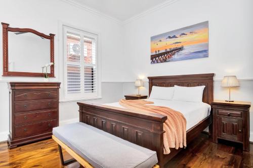Glenelg North House | Elegant Noir Cottage in Glenelg North – Rated 9.3/10