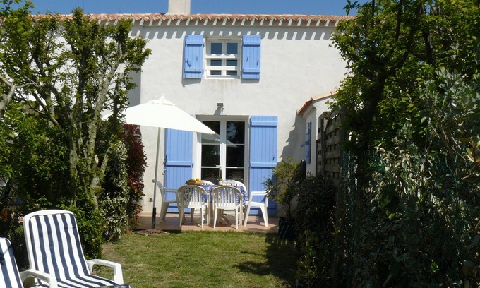Noirmoutier-en-l'Ile House | Charming Noirmoutier House with Ocean View & 9.8 Rating