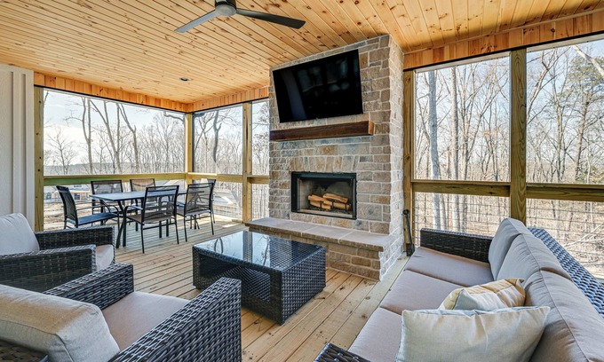 Clarkson House | Nolin Lake Views: Spacious Home in Clarkson!
