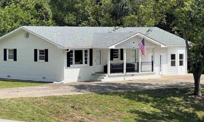 Clarkson House | Nolin Lake Waterfront Home
