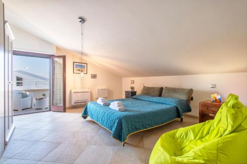 Alghero Apartment | Elegant Rooftop Retreat with Terrace for Families & Pets