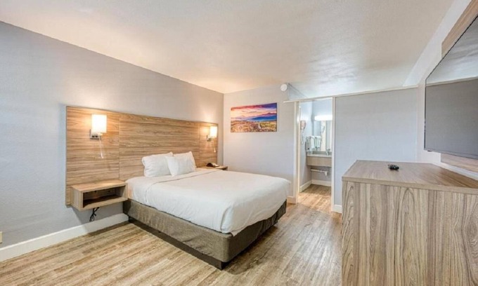San Luis Obispo House | Pet-Friendly 1 Queen Bed Room with Kitchen and Pool Access