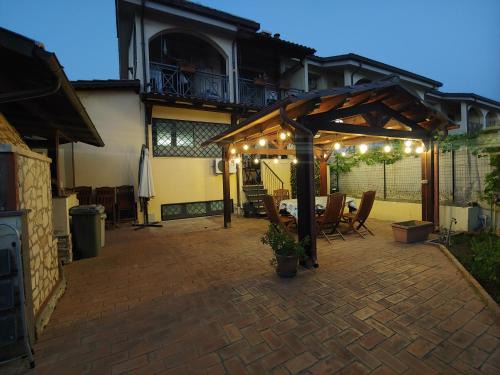 Zona XXX Castel Fusano House | Cozy Nonna Genoveffa: Child-Friendly Rooms with Hot Tub