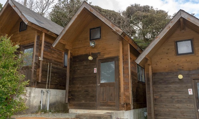 Ihama Cottage | Cozy Courtside Log House for Couples in Shizuoka