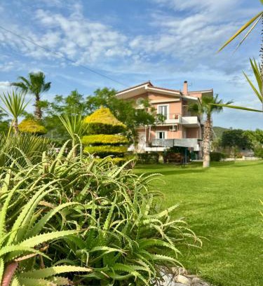 Lepreo Apartment | Cozy Nonta's Garden: Pet-Friendly Oceanfront Retreat