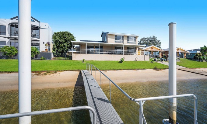 Port Macquarie House | Noojee - Stunning waterfront property on the canals