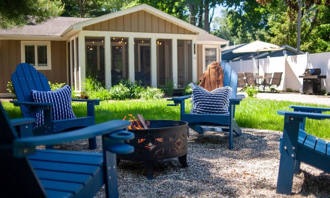 Saugatuck House | Pet-Friendly Nook on North: Cottage Steps From Downtown