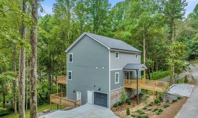 Lancaster House | Modern Home at Center Hill Lake with Family Suites for 13