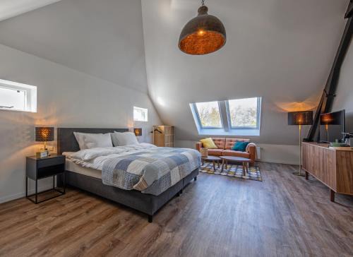 Den Hoorn Apartment | Cozy Noorderhaecks Suites with Ocean View & Hot Tub