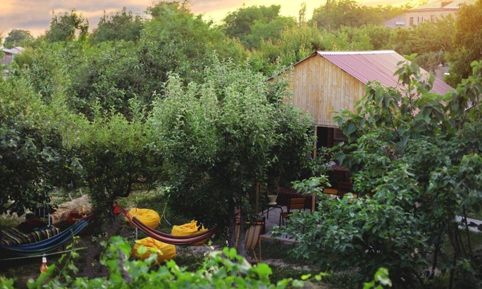 Aruch Bed & Breakfast | Pet-Friendly Noosh Guesthouse with Cozy Amenities