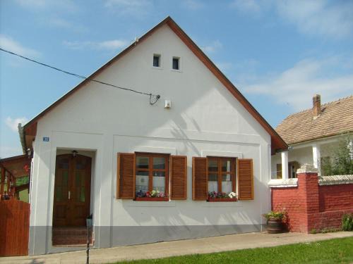 Palkonya House | Top-Rated Nora Porta: Family-Friendly with Kitchen Access