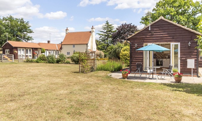 Bressingham Cottage | Relax in Norbank Garden Studio with Kitchen and Breakfast