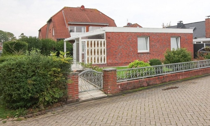 Norddeich House | Relaxing Bungalow Marina Near the Beach with Breakfast Included