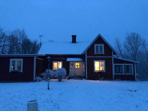 Hjo Villa | Nordhagen Gate: Family-Friendly Retreat with Pool & Kitchen