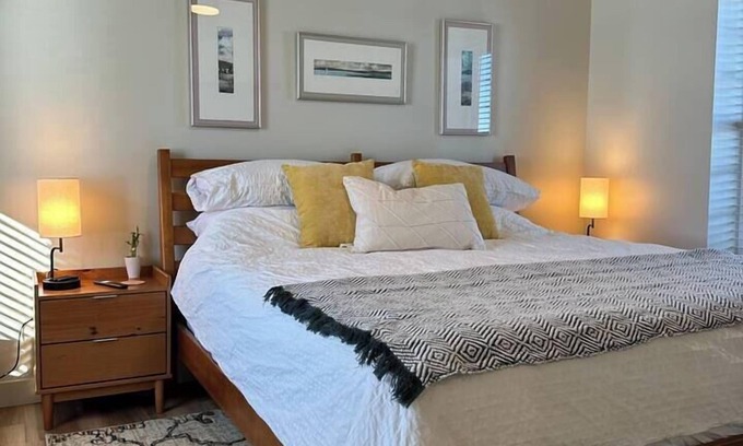 Center City Apartment | Nordic Harbor Inn: Cozy Retreat with Ocean & Lake Views