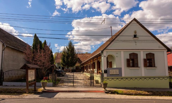 Szalka Hotel | Pet-Friendly Retreat at Noresa Dekor és Panzió - 9/10 Rating