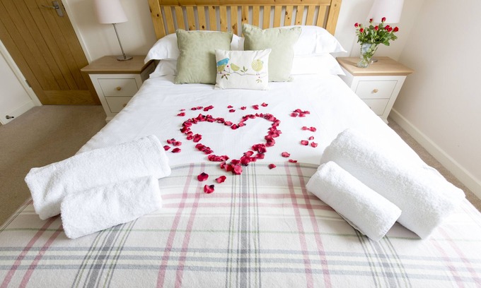 East Dereham Apartment | Relaxing Norfolk Country Retreat with Pool and Spa Amenities