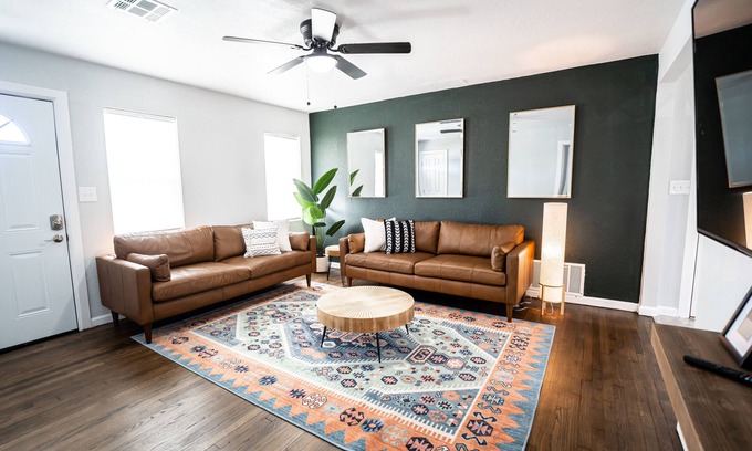 Norman House | Norman OU Football Getaway - Pet-Friendly & Family-Oriented