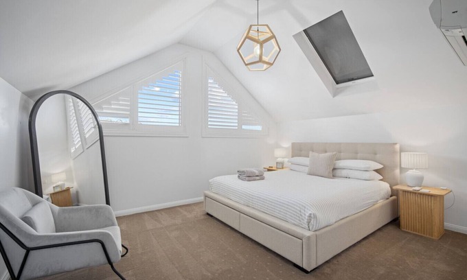 Turvey Park House | Exceptional Norman's Rest: Modern 5-Bedroom Home in Wagga
