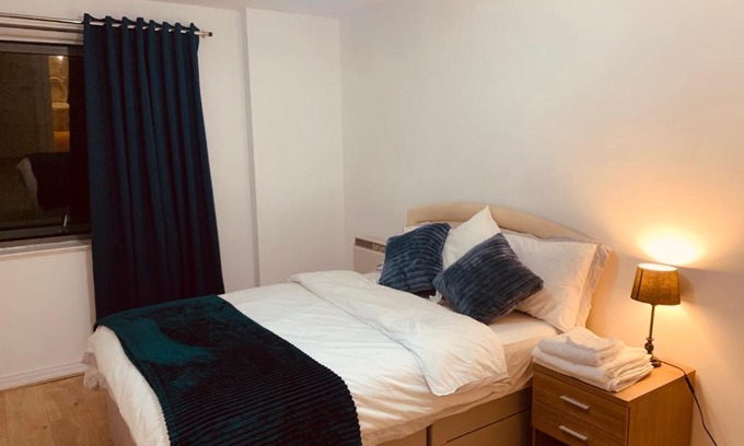 East Acton Apartment | Cozy North Acton Flat with Hot Tub & Family-Friendly Amenities