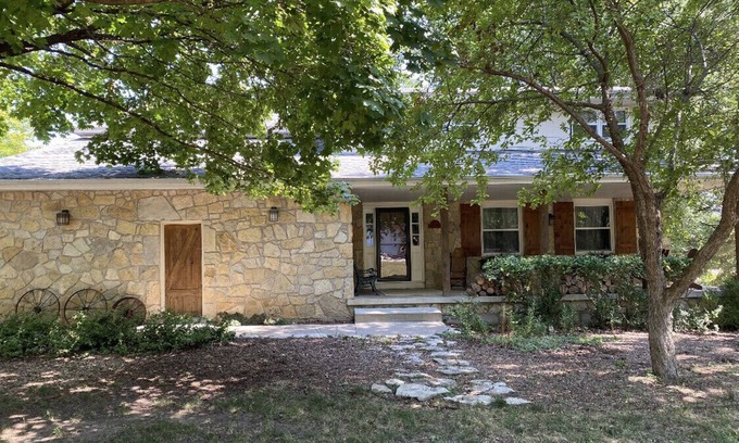 Manhattan House | North Arrow: Stylish Retreat with Spa & Hot Tub Access