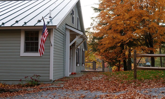 Poultney House | Experience North Bay Sunsets with Lakeside Amenities