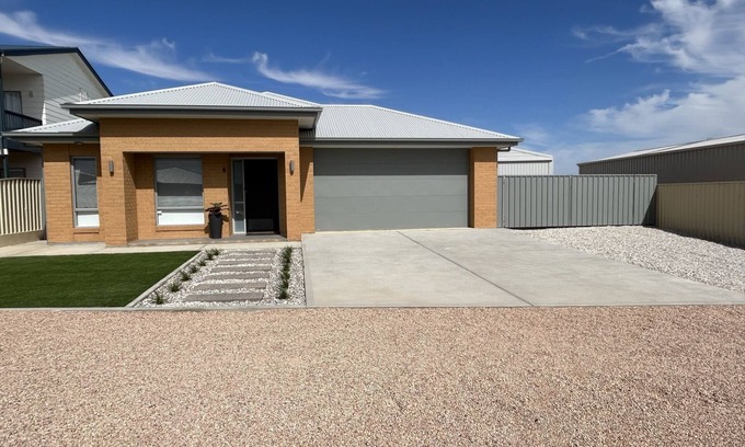 Wallaroo Plain House | North Beach Getaway: Family-Friendly Oceanfront Retreat