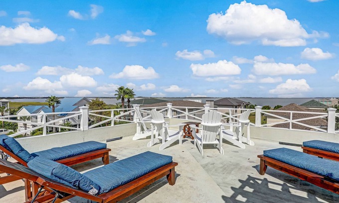 Tybee Island House | North Beach Tybee Home with Rooftop Deck & Pool Access