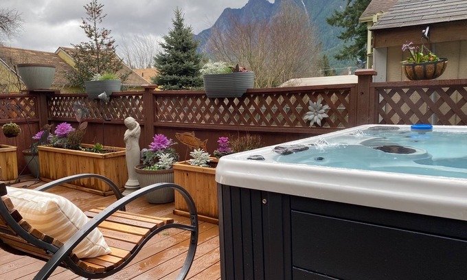 North Bend Cottage | North Bend Escapes Cottage & Suite: 10/10 Rating, Hot Tubs