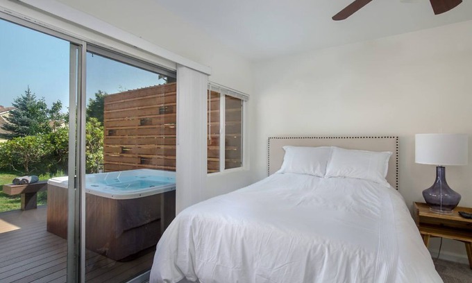 North Bend Apartment | Indulge in North Bend Escapes: Suite with Hot Tub & Yard