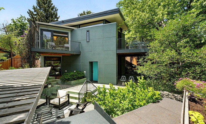 Newlands House | North Boulder Park Retreat with Concrete, Metal and Light