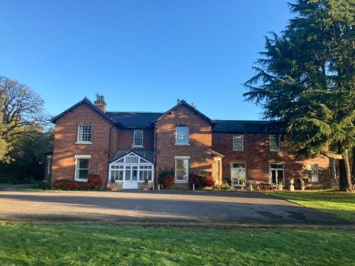 East Drayton Bed & Breakfast | Enjoy Family-Friendly Stays at North Clifton Hall with Hot Tub