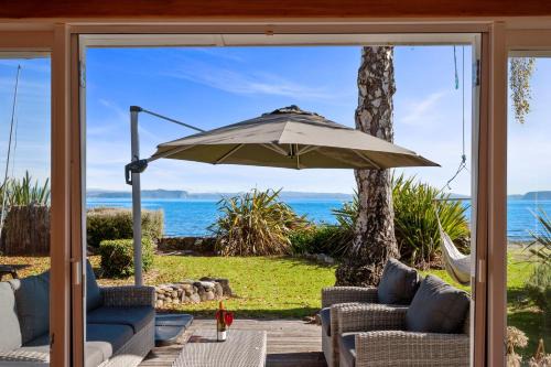 Hatepe House | Idyllic North Cole Cottage - Lakefront Retreat for Families