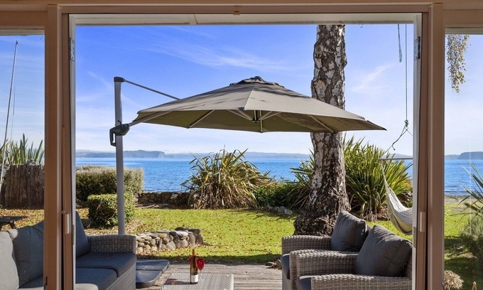 Taupo District Cottage | Tranquil North Cole Cottage - Pet-Friendly Lakefront Retreat