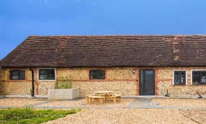 Staplefield Bed & Breakfast | Charming North Cottage: A Pet-Friendly Retreat in Sussex