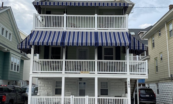 North End Apartment | North End Garden Apt: Ocean View & Fabulous Porch Awaits