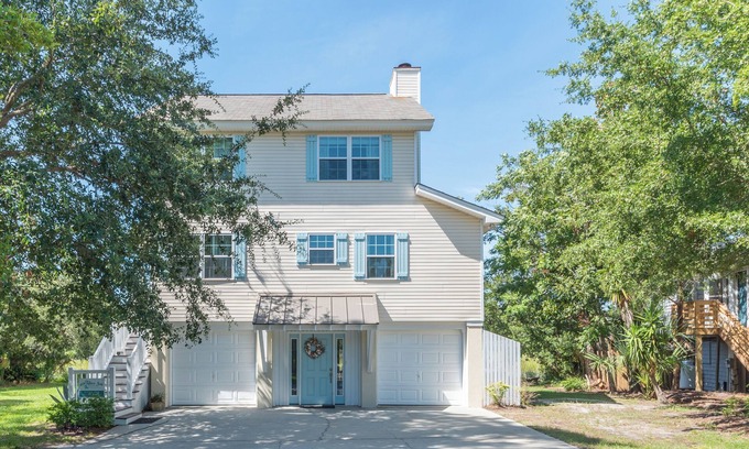 Tybee Island Cottage | North End! Tidal Creek, Dock to launch kayaks, Hot tub, TWO screened porches