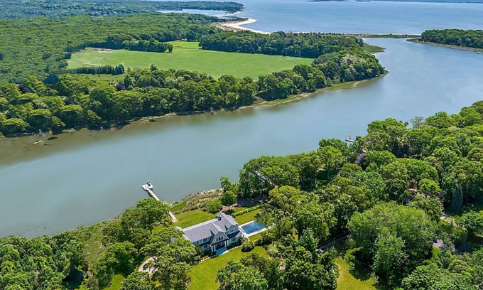 Peconic House | North Fork Waterfront 4-bedroom Home w/Pool & Dock
