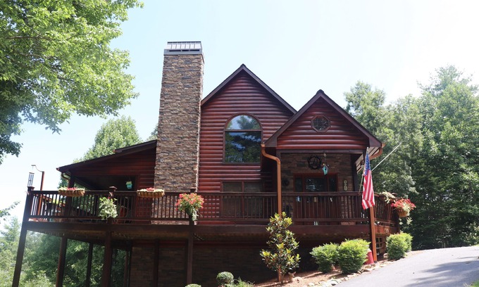 Blairsville Cabin | Scenic North GA Mountains Retreat with Hot Tub & WIFI