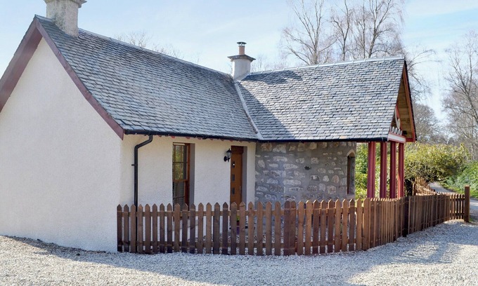 Marybank Cottage | Cozy 2 Bedroom Retreat in Muir of Ord with Breakfast