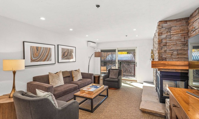 Downtown Condo | Explore North Of Nell, Unit 4d - Family-Friendly Retreat