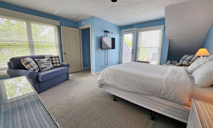 Traverse City Condo | Discover North Shore Inn Traverse City - Ocean View Retreat