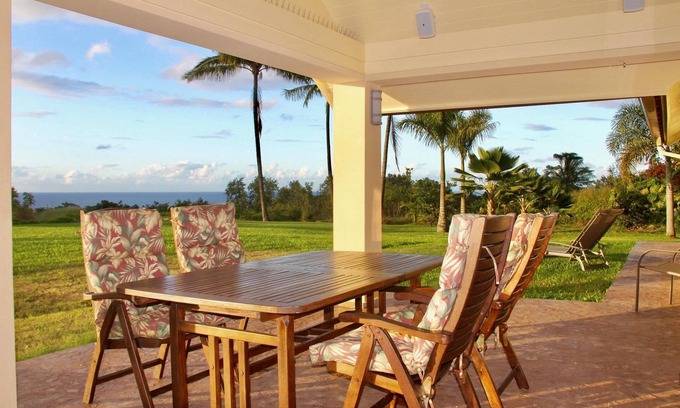 Pauwela House | Enchanting North Shore Ocean View Cottage with Spa & Breakfast