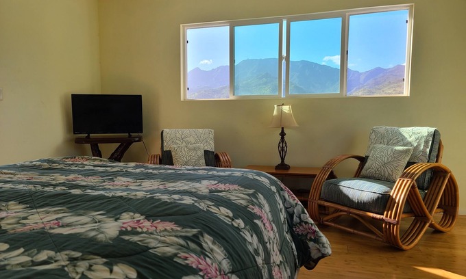 Waialua House | Inviting North Shore Tropical Studio with Oceanfront Views