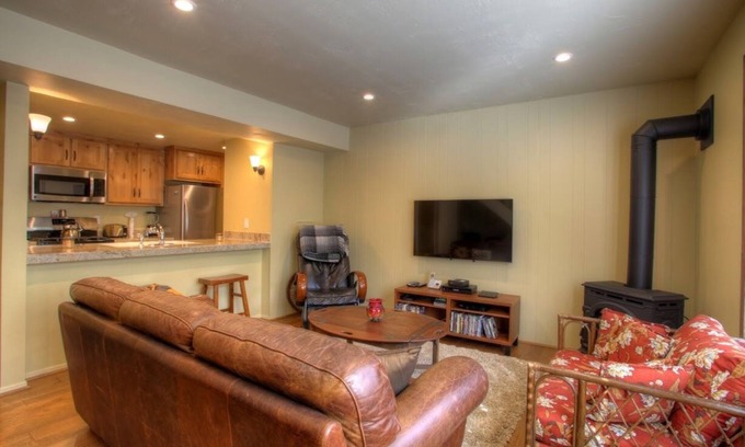 Lake Forest Condo | Newly Remodeled Tahoe Condo with Pools and Hot Tub